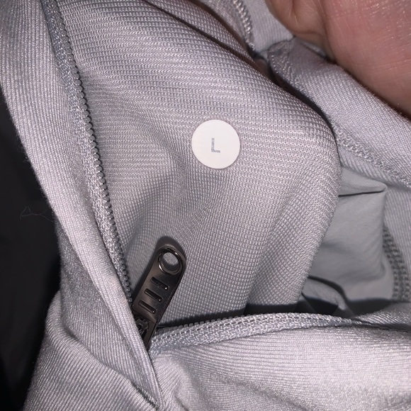 Mens Lululemon jacket. Excellent condition. Zipper pockets. Size large - Picture 8 of 11